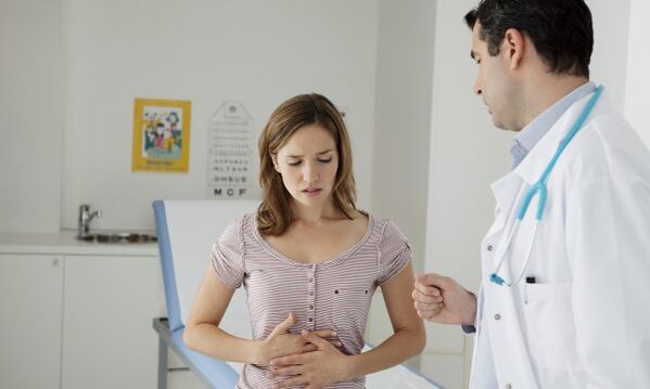 A gastroenterologist will explain in detail to a patient with pancreatitis how to eat so as not to harm the body